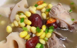 莲藕黄豆排骨汤-品味家的温馨与健康的味道