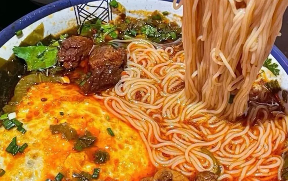 地摊创业卖米线热销-日进千金