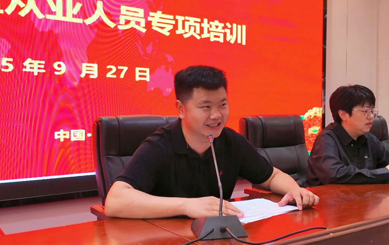 花溪区教育局体卫艺负责人张朝明(左)