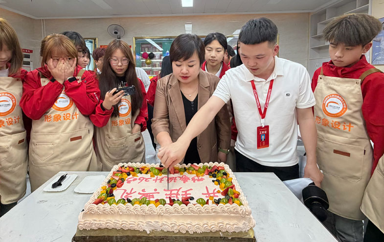 新东方技师学院形象设计2603班盛大开班