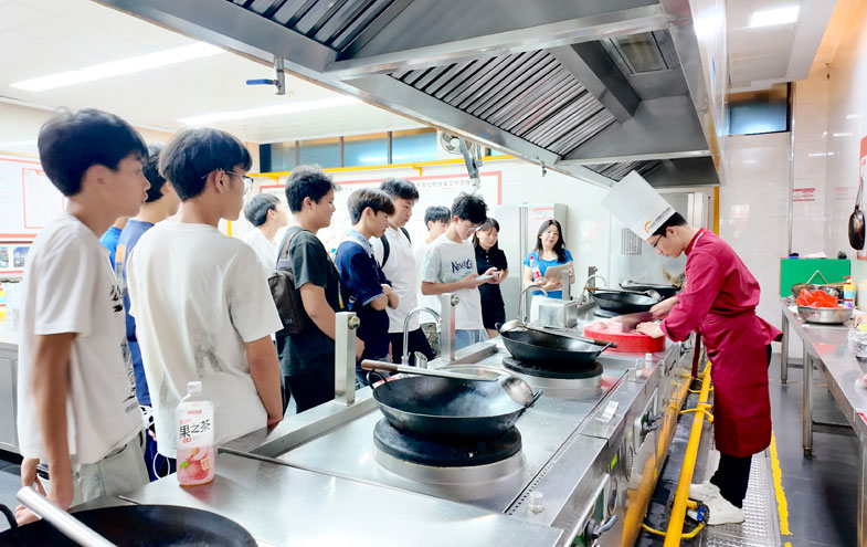 学生陆续到校考察