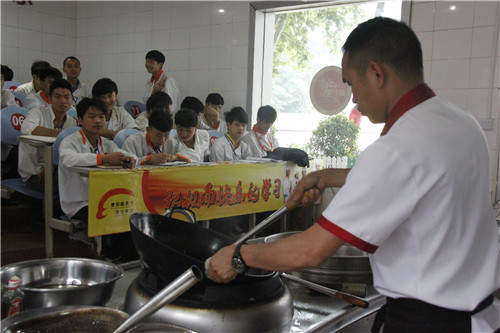 新东方烹饪学院老师正在为学生上演示课
