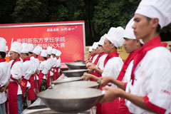 翻锅场上战鼓擂,大厨精英扬雄风