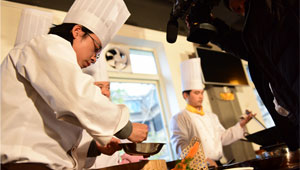 我校大师亮相电视台年夜饭节目,精彩技艺震憾全场