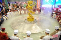 首届中国山西面食文化节：刀削面厨师在“世界第一锅”下面