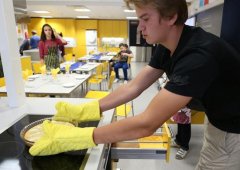 芬兰高中开始家务课 烹饪课程受欢迎