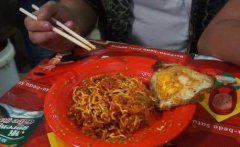 印尼餐馆现“死亡之面”最辣面条 厨师尝一口失聪2分钟