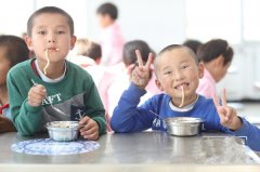 “春苗营养厨房”两年来让新疆2.3万名学生受益