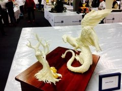 澳大利亚女厨师制成28公斤全奶油龙雕塑 获世界烹饪大赛铜牌