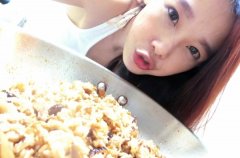 台湾性感厨娘自学烹饪 分享厨艺美食走红