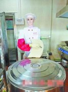 厦大嘉庚学院食堂新“厨师” 一分钟四碗刀削面