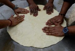 印度厨师炸了大油饼 直径1.47米创纪录