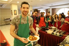 天津外国语学院为留学生举办中餐烹饪培训