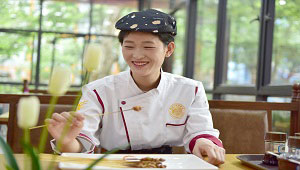 她为何放弃职场,选择另辟战场?