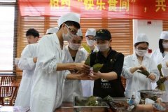 华东理工大学举办“快乐食间”烹饪培训班 大学生端午节学“包粽子”