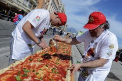 加州公路上厨师打造2.13公里的世界最长披萨