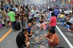 丹东举办免费烧烤盛宴 7000斤黄蚬子半小时被吃光