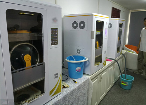 3位”机器人厨师“正忙着为附近的创业者、企业白领们生产盒饭