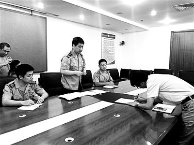 海底捞”北京地区负责人在食药监局责任约谈记录上签字