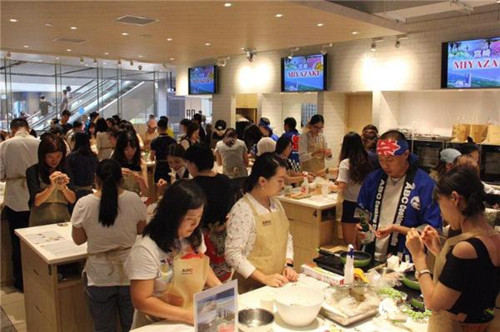 日本料理爱好者在北京亲手制作宫崎美食