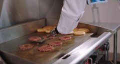 烹饪机器人Flippy与厨师配合 烹饪完美肉饼