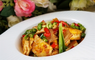 荷包蛋炒肉片的做法