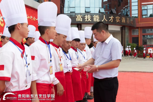 企业代表颁发奖学金.