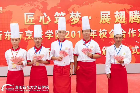 领取奖学金的学子们