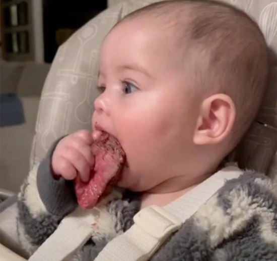 给婴儿喂牛排 给婴儿喂牛排