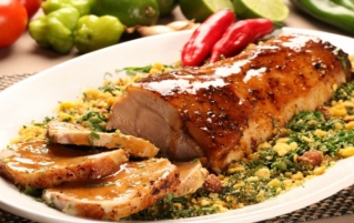 如何在烤箱袋内烘烤猪肉,获得简单清洁的一餐