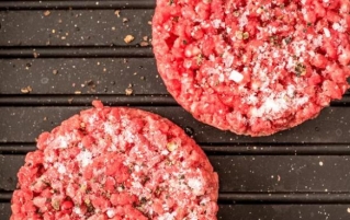 如何用煎锅烹饪冷冻牛肉馅饼?