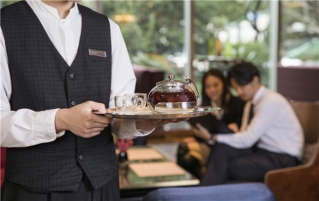 如何成为更好的服务员并获得更多小费?