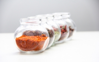 厨房香料收纳:如何清理香料柜并将其整理好?