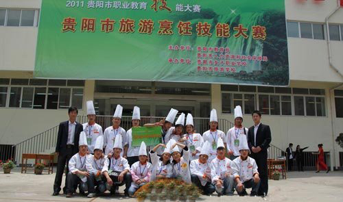 参赛学生与带队老师合影