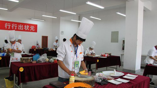 参赛学生正在比赛