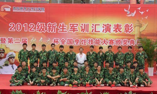 朱家跃老师与班级同学合影