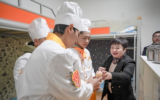 贵阳新东方烹饪高级技工学校2024新学期：校领导亲查设备安全 关心新生适应状