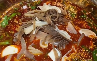 到贵州旅游必吃的火锅|贵州特色红豆牛肉麻辣火锅