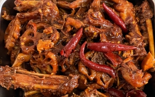 新东方秘制卤味课堂|舌尖上的骨香诱惑，大锅卤鸭货的四大黄金法则