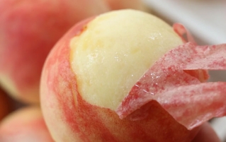  水蜜桃终极之争：嗦汁派VS啃果派，水蜜桃的流量密码与养生秘籍