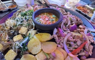 贵州的一口活油烙锅，300年热辣传承