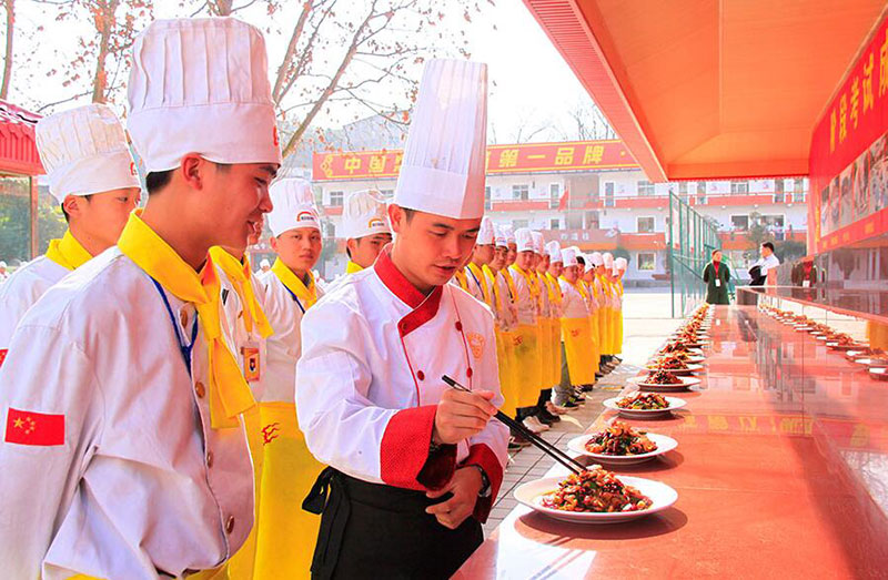 学生作品展示台——老师在对学生作品进行点评