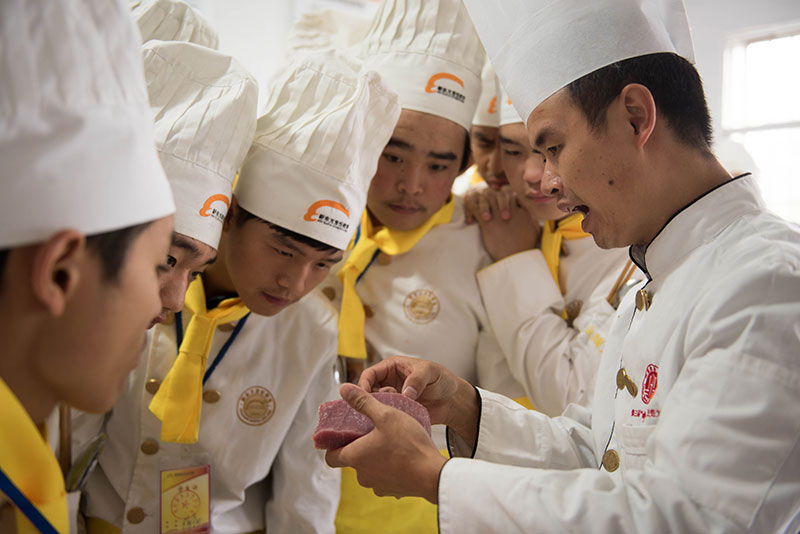 金牌教师正在讲解肉质的选择和切法