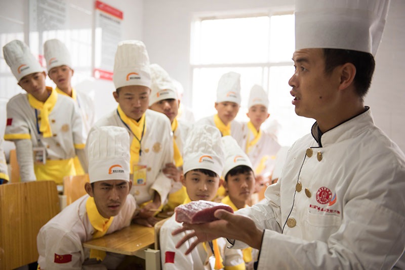 金牌教师正在讲解肉质的选择和切法