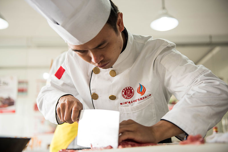 金牌教师正在示范廋肉的切法