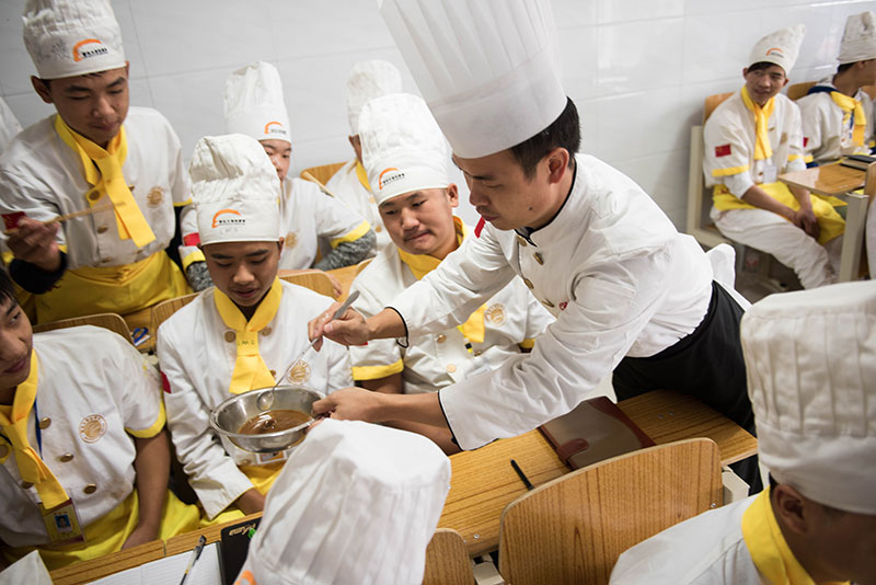 金牌教师正在展示辅料的调制