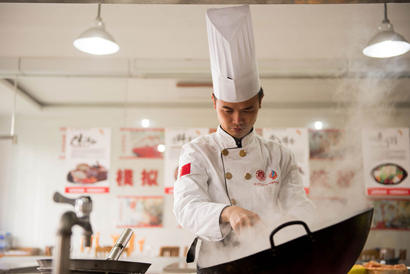 金牌教师正在示范菜肴的制作