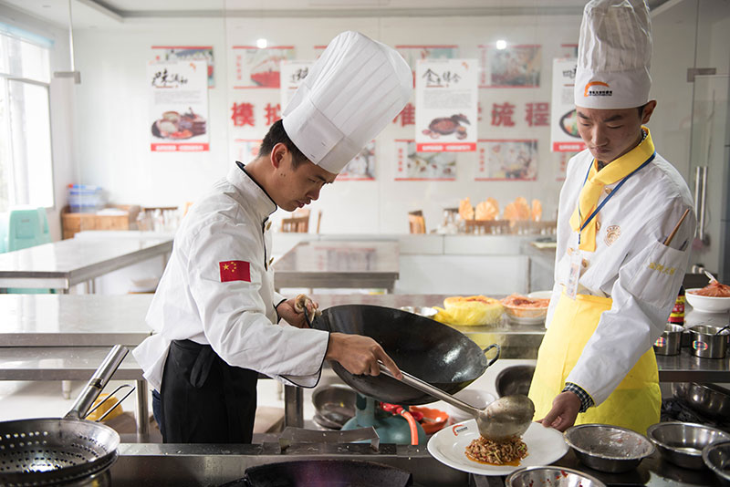 鲜美的鱼香肉丝上盘