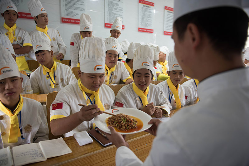 学子正在品尝菜肴的味道