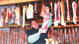 要想过年有年味,首先你要学会秋腊肉,灌香肠!